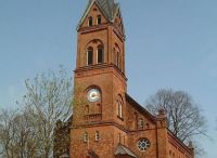 Foto: T. Frodermann<br>Die Henstedter Kirche an einem sonnigen Sonntag Nachmittag im Sommer