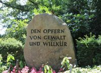 Foto: Heike Benkmann<br>Gedenkstein im Findlingsgarten