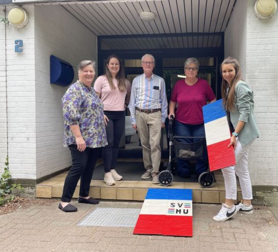 Uta Herrnring-Vollmer, Johanna Kreker, Jens Lemke, Heike Vollmar und Conny Lewin (von links) freuen sich über die neue LEGO®-Rampe beim Fitnessstudio Sportland. Auf dem Foto fehlt Hans Küchler. Foto: Inklusionsbeauftragte