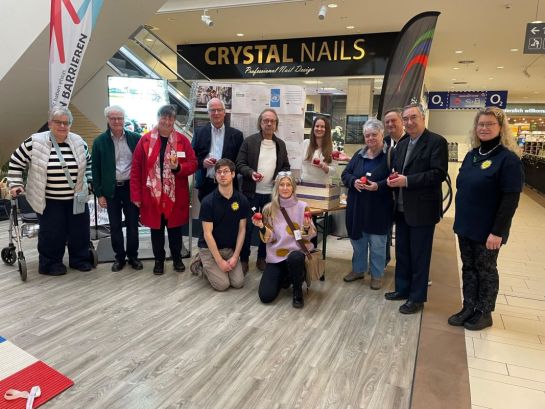 Gruppenfoto (von links, hinten: Heike Vollmar, Jens Lemke, Uta Herrnring Vollmer, Erich Lawrenz, Thorsten Luckow, Johanna Kreker, Jutta Altenhöner, Bernd Thomas, Henry Danielski, Anne Fuchs, davor: Sören Reinecke und Britta Brünn.