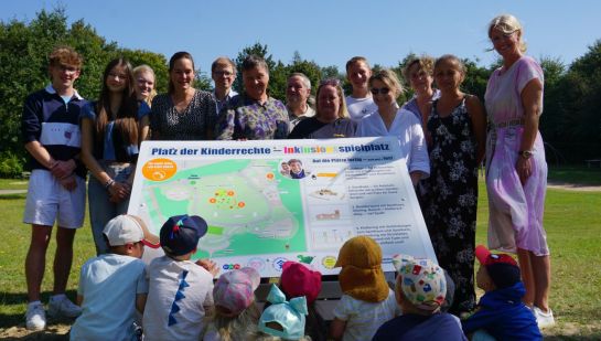 Um nicht nur während der Kinderschutzwochen, sondern dauerhaft auf das Thema aufmerksam zu machen, soll in Henstedt-Ulzburg ein inklusiver Spielplatz mit einem „Platz der Kinderrechte“ entstehen.