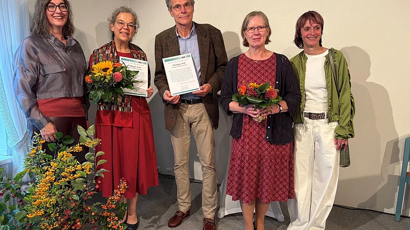 Fünf Personen stehen nebeneinander.