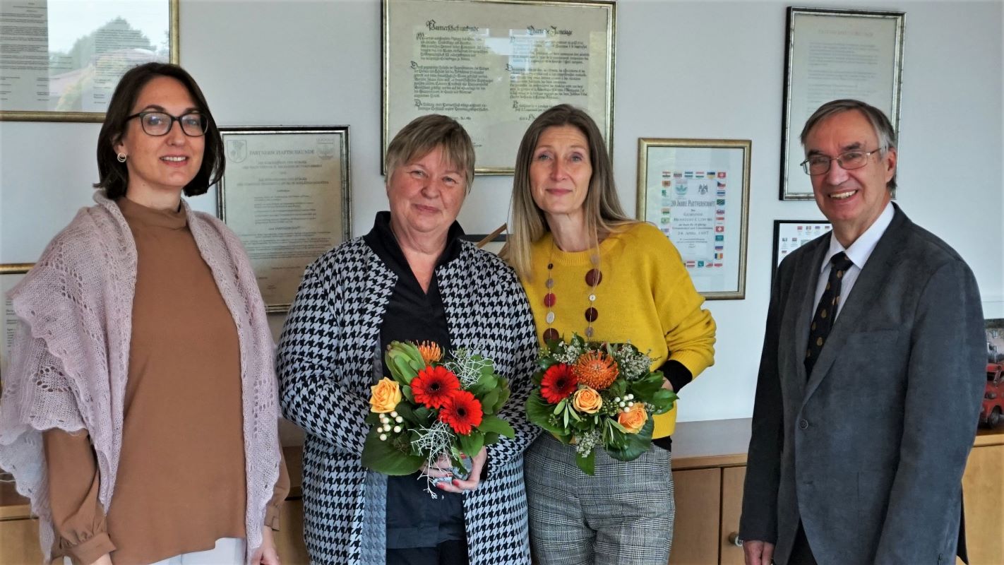Bürgervorsteher Henry Danielski und Bürgermeisterin Ulrike Schmidt beglückwünschen die diesjährigen Preisträgerinnen des Bürgerpreises Uta Herrnring-Vollmer und Britta Brünn.